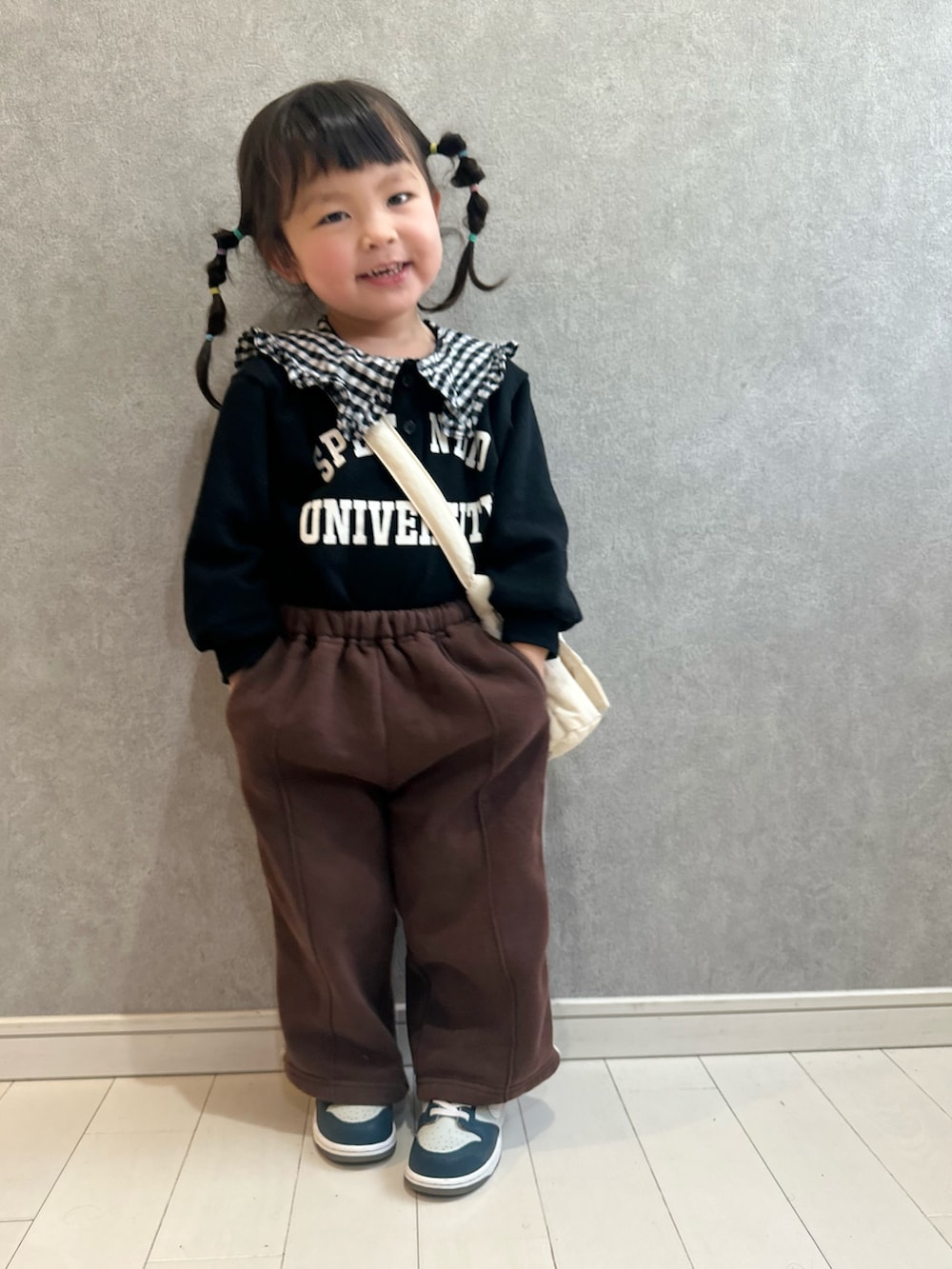 ブラック系のスウェット、ブラウン系のその他パンツ、グリーン系のスニーカーを着用したキッズの冬コーディネートの3枚目の写真