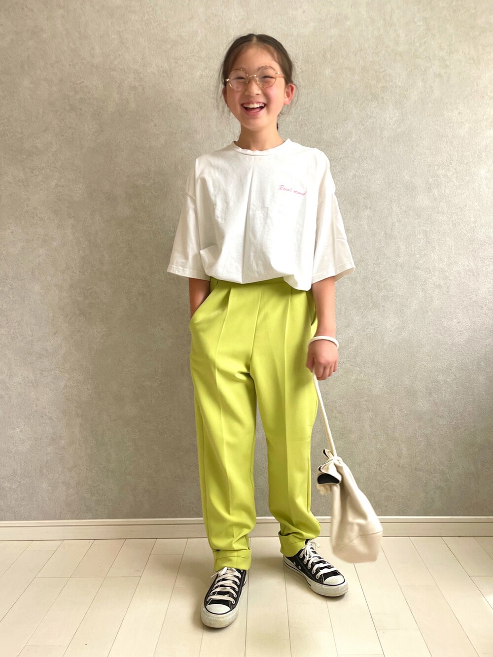 「夏コーデ、カラー×コーデ、カラーパンツ、白Tシャツ、コンバース、スニーカー、巾着バッグ、カジュアルコーデ、ビッグシルエット、ゆるコーデ、めがね、オーバーサイズ、ビタミンカラー、タックイン、ロゴT」｜「GLOBAL WORKの【AND YUA ANY】アソートロゴビッグＴ半袖/951019（Tシャツ/カットソー、ホワイト系）」を使った、kii_memeさん（キッズ・140cm）の春コーディネートの3枚目の写真