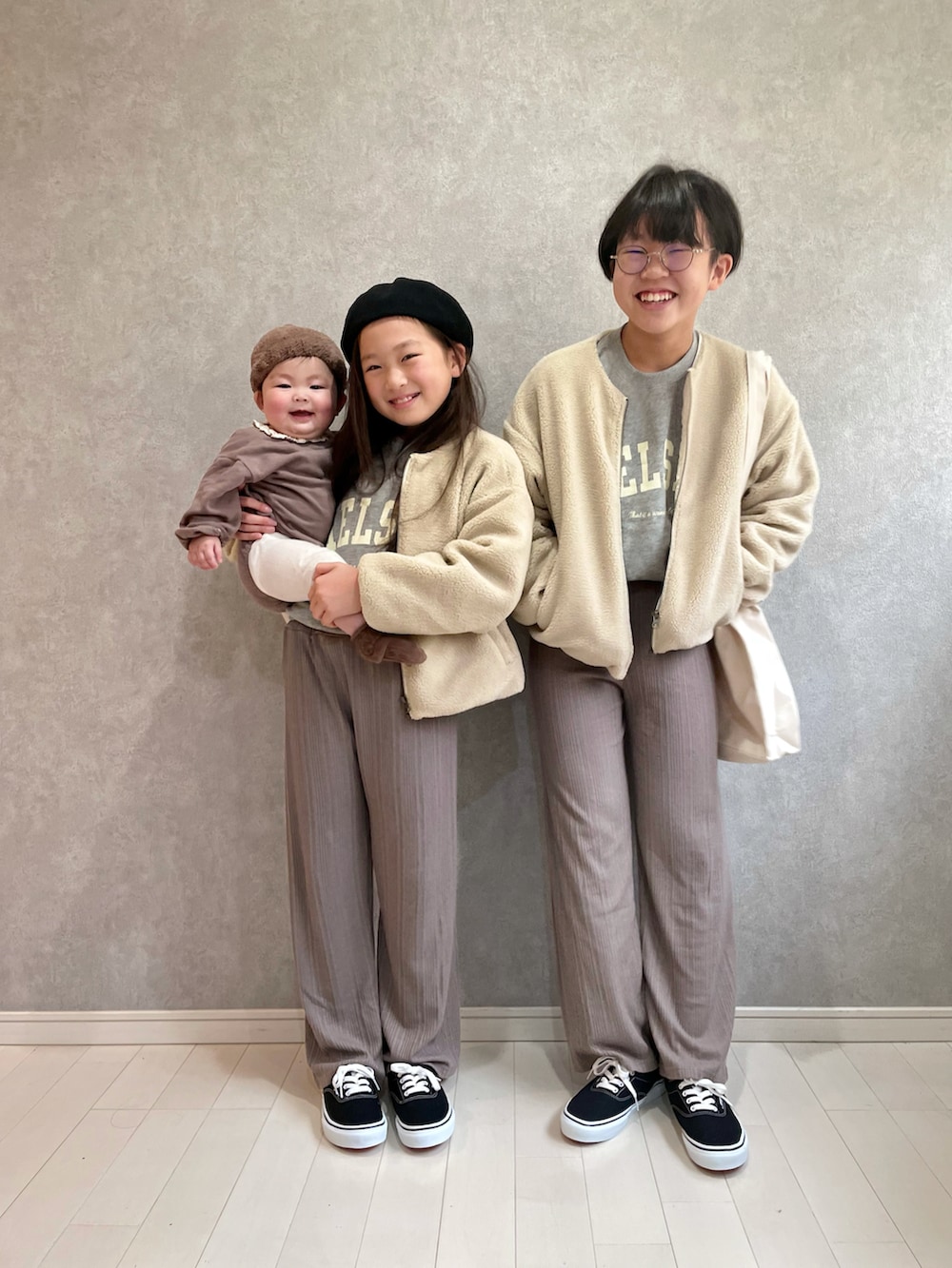 「スウェット、トートバッグ、ワントーンコーデ、ベレー帽、冬コーデ、休日スタイル、ワイドパンツ、もこもこ、プチプラ、赤ちゃん、シンプルコーデ、ベビーコーデ、秋コーデ、Branshes」｜「BRANSHESの【男女使える】カレッジロゴトレーナー（スウェット、グレー系）」を使った、kii_memeさん（キッズ・130cm）の秋コーディネートの3枚目の写真