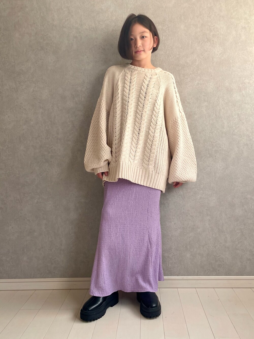 ホワイト系のニット/セーター、パープル系のスカート、ブラック系のブーツを着用したキッズの秋コーディネートの2枚目の写真