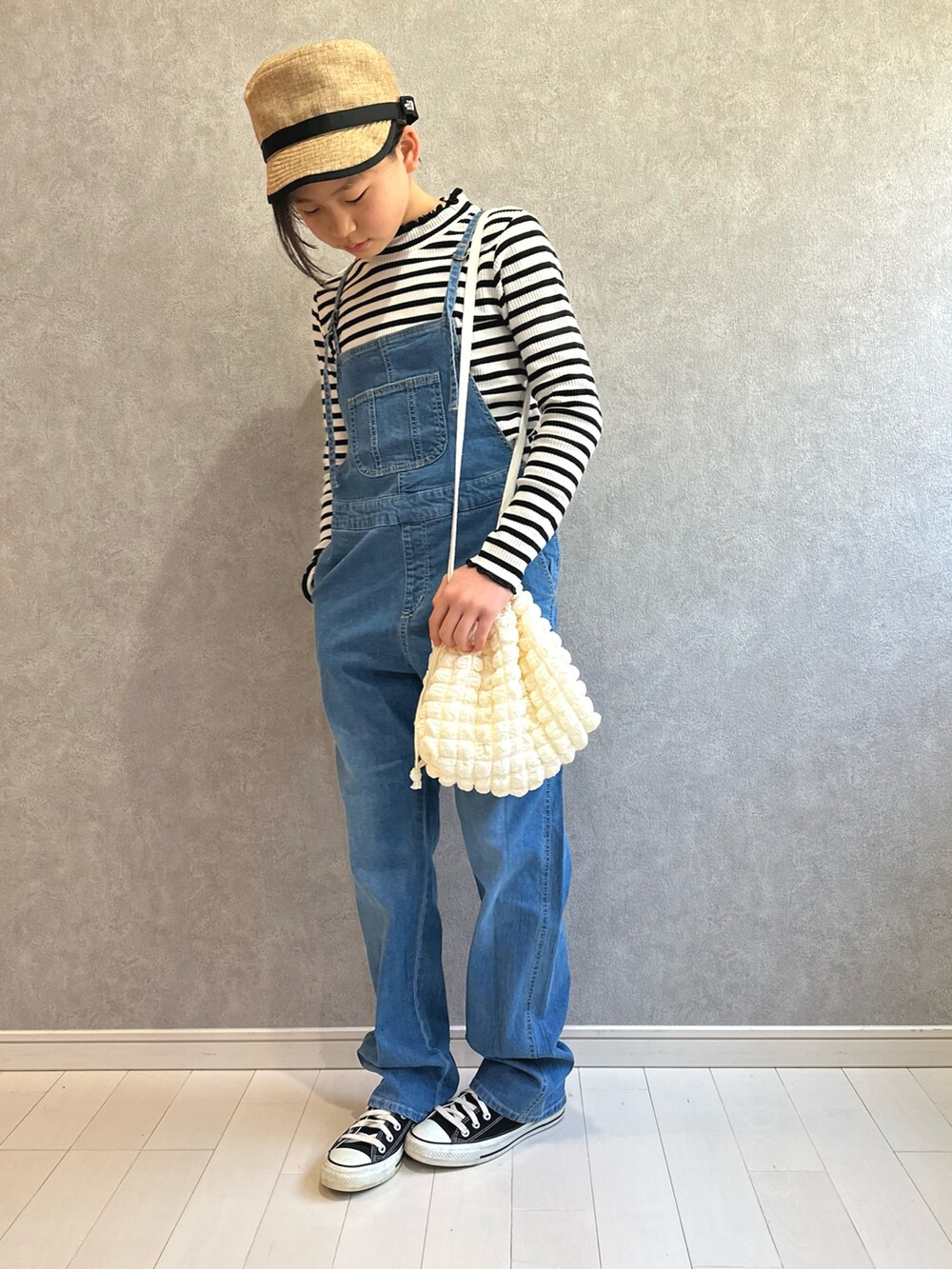 その他のTシャツ/カットソー、ブルー系のサロペット/オーバーオール、ホワイト系のショルダーバッグを着用したキッズの冬コーディネートの2枚目の写真