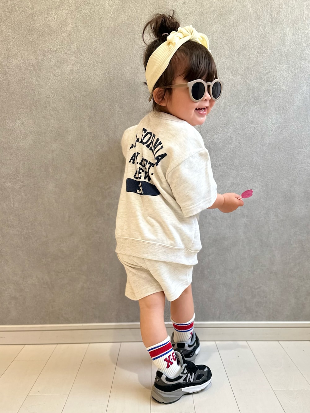 ホワイト系のTシャツ/カットソー、ホワイト系のスウェットパンツ、ブラック系のスニーカーを着用したキッズの春コーディネートの4枚目の写真