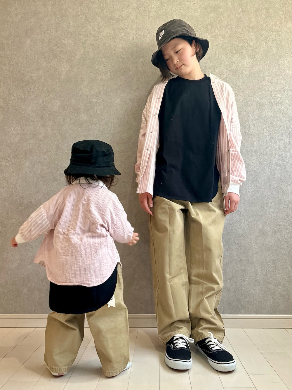 ブラック系のTシャツ/カットソー、ブラック系のTシャツ/カットソー、ピンク系のシャツ/ブラウスを着用したキッズの春コーディネートの3枚目の写真