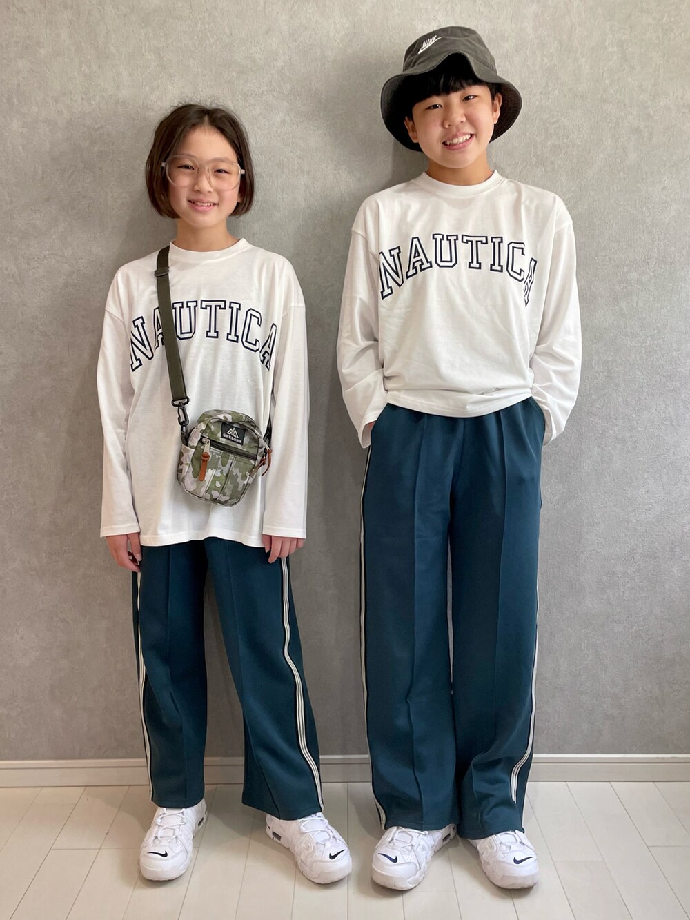 ホワイト系のTシャツ/カットソー、グリーン系のその他パンツ、グリーン系のその他パンツを着用したキッズの秋コーディネートの2枚目の写真