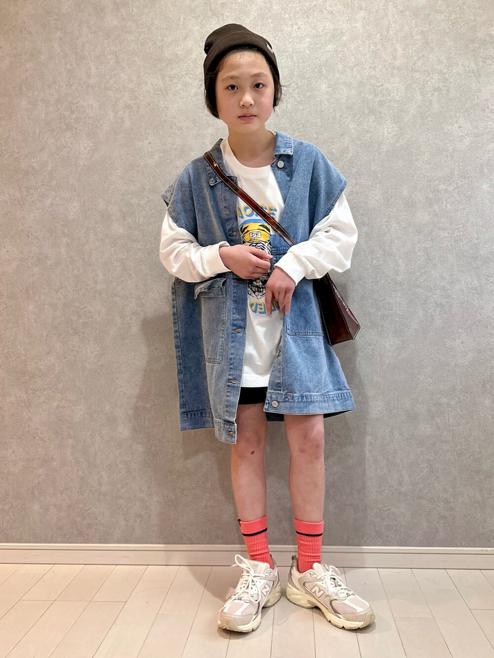 「休日スタイル、ほめられ本命コーデ、カジュアル、春コーデ、ベスト、ニット帽、カラーソックス、New Balance、スニーカー、ビッグシルエット、NIKE、ショルダーバッグ、ショートパンツ、春カラー、デニム」｜「Carhartt WIPのCarhartt WIP/カーハート ダブリューアイピー ビーニー STRATUS HAT LOW I025741（ニットキャップ/ビーニー、ブラウン系）」を使った、kii_memeさん（キッズ・145cm）の冬コーディネートの2枚目の写真