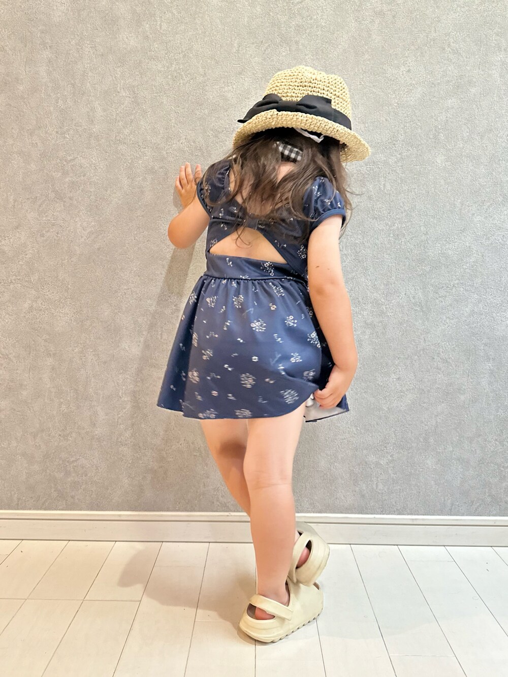 「夏コーデ、さらっと晴れやかスナップ、プチプラ、水着、スイムウェア、プール、むぎわら帽子、ワンピース、Branshes、夏、キッズファッション」｜「BRANSHESの【WEB限定 / 水着 / SWIM】花柄ワンピース（水着、ブルー系）」を使った、kii_memeさん（キッズ・90cm）の夏コーディネートの3枚目の写真