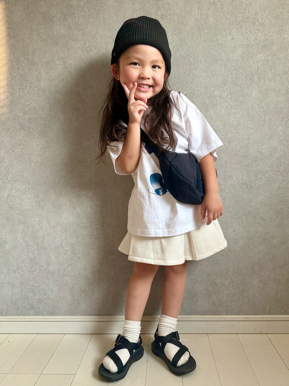 ホワイト系のTシャツ/カットソー、ホワイト系のパンツ、ブラック系のサンダルを着用したキッズの夏コーディネートの2枚目の写真