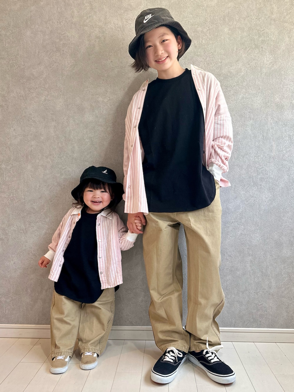 ブラック系のTシャツ/カットソー、ブラック系のTシャツ/カットソー、ピンク系のシャツ/ブラウスを着用したキッズの春コーディネートの2枚目の写真