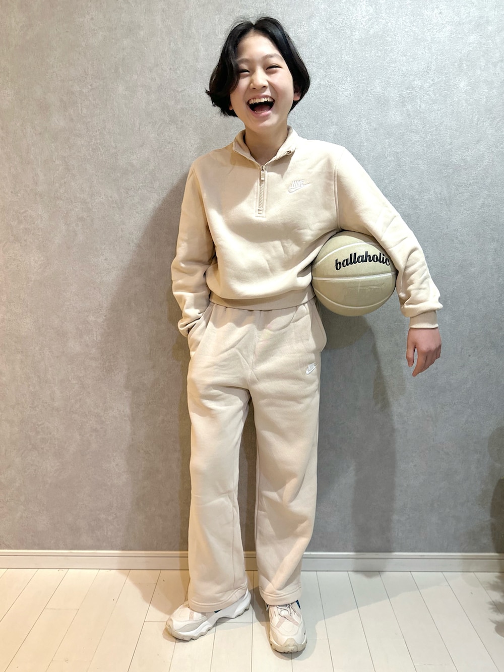 ホワイト系のスウェット、ホワイト系のその他パンツ、ベージュ系のスニーカーを着用したキッズの冬コーディネートの2枚目の写真