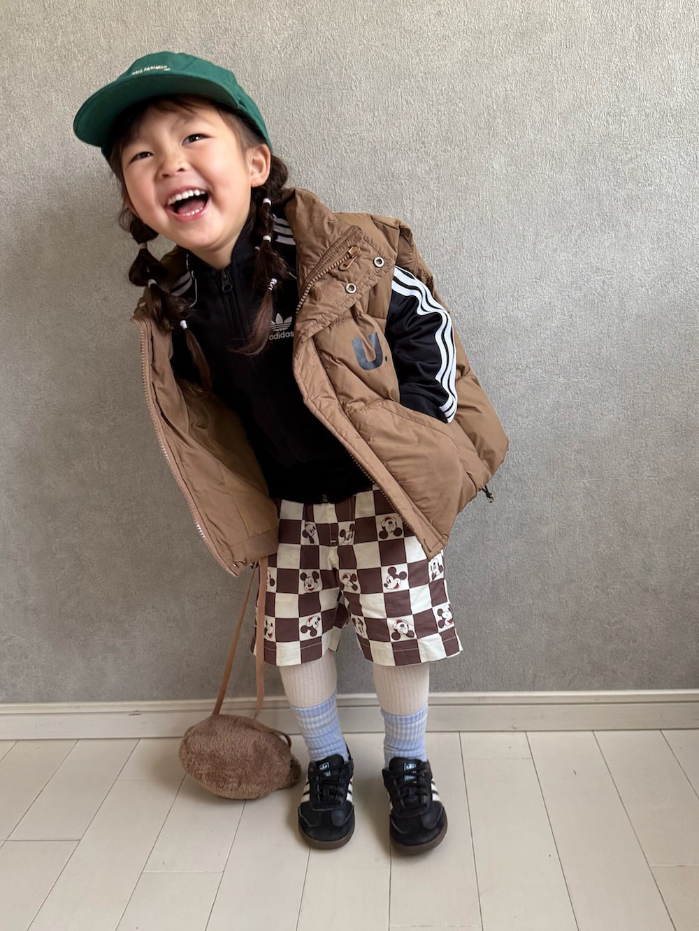 「冬アウター、あったかコーデ、スポーツミックス、ダウンベスト、キャップ、adidas、アディダス、ハーフパンツ、ジャージ、ストリート、キッズファッション、マイベストコーデ2024、スニーカー」｜「BRANSHESの刺しゅうロゴツイルキャップ（キャップ、グリーン系）」を使った、kii_memeさん（キッズ・151cm）の冬コーディネートの2枚目の写真
