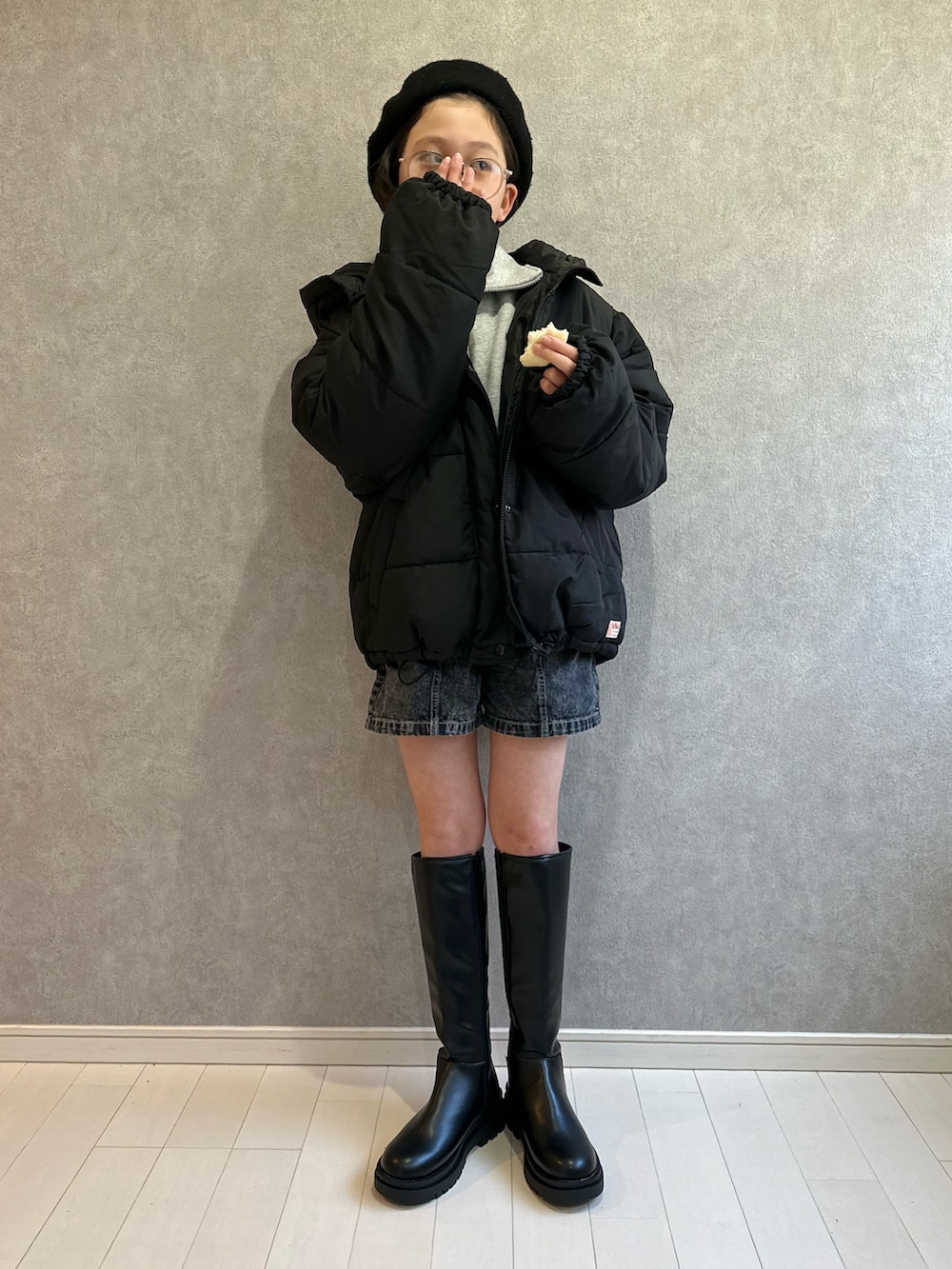 「私の推しブランド、カジュアルコーデ、ロングブーツ、ブーツ、ショートパンツ、ベレー帽、ダウンジャケット、ハーフジップ、ワントーンコーデ、スウェット、シンプルコーデ、ストリート、レザー、ほめられ本命コーデ」｜「PAIRMANON STREETの【PAIRMANON STREET】裏起毛ハーフジッププルオーバー（スウェット、グレー系）」を使った、kii_memeさん（キッズ・145cm）の冬コーディネートの3枚目の写真