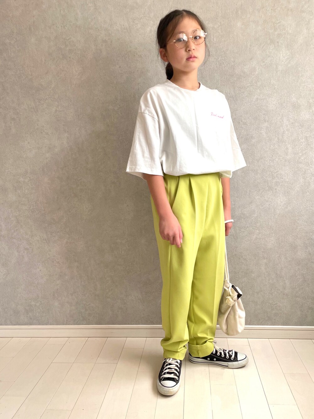 「夏コーデ、カラー×コーデ、カラーパンツ、白Tシャツ、コンバース、スニーカー、巾着バッグ、カジュアルコーデ、ビッグシルエット、ゆるコーデ、めがね、オーバーサイズ、ビタミンカラー、タックイン、ロゴT」｜「GLOBAL WORKの【AND YUA ANY】アソートロゴビッグＴ半袖/951019（Tシャツ/カットソー、ホワイト系）」を使った、kii_memeさん（キッズ・140cm）の春コーディネートの2枚目の写真