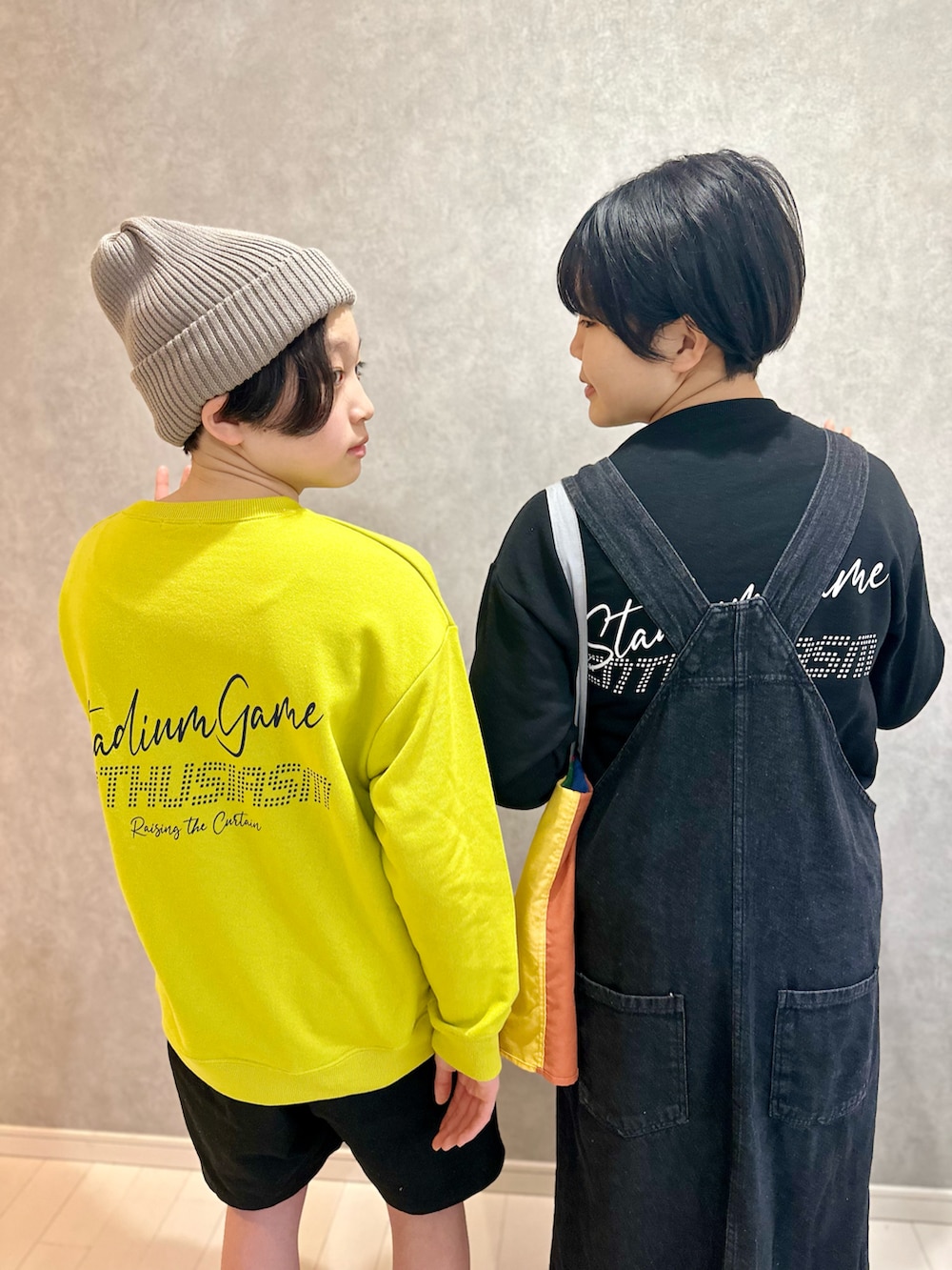「春色、ストリート、スウェット、glazos、ハーフパンツ、ベスト、オーバーサイズ、ワンピース、ブーツ、レイヤードスタイル」｜「GLAZOSのTC裏毛・クールバックロゴプリントトレーナー（スウェット、グリーン系）」を使った、kii_memeさん（キッズ・151cm）の冬コーディネートの2枚目の写真