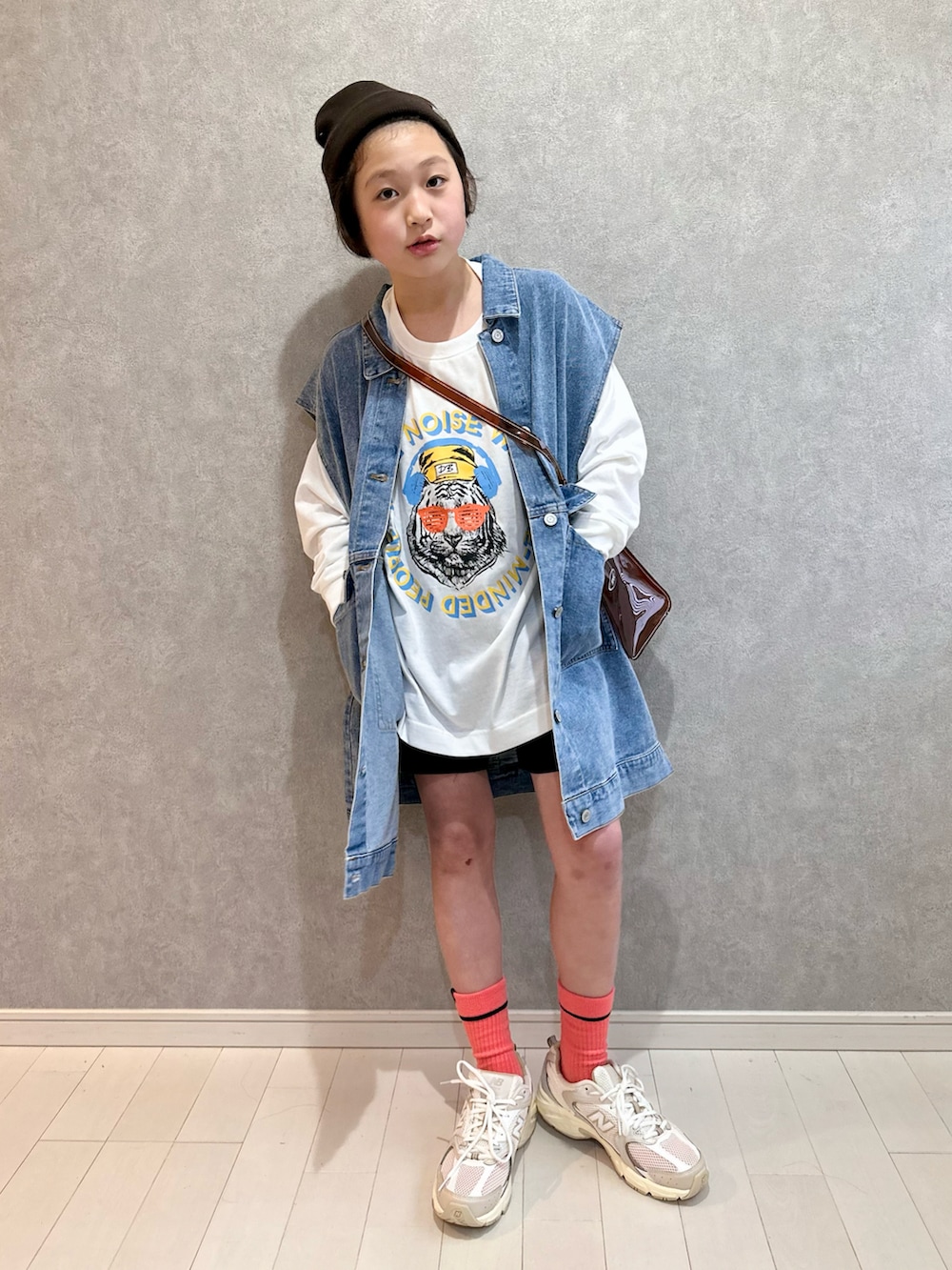 「休日スタイル、ほめられ本命コーデ、カジュアル、春コーデ、ベスト、ニット帽、カラーソックス、New Balance、スニーカー、ビッグシルエット、NIKE、ショルダーバッグ、ショートパンツ、春カラー、デニム」｜「Carhartt WIPのCarhartt WIP/カーハート ダブリューアイピー ビーニー STRATUS HAT LOW I025741（ニットキャップ/ビーニー、ブラウン系）」を使った、kii_memeさん（キッズ・145cm）の冬コーディネートの3枚目の写真
