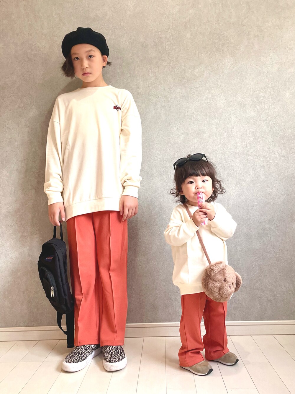 「カジュアルコーデ、秋コーデ、リンクコーデ、カラーパンツ、カラーコーデ、休日スタイル、スニーカー、サングラス、ベレー帽、Branshes、ワイドパンツ、ロンT、ショルダーバッグ、ひょう柄」|「BRANSHESの【bコレ】グラフィックトレーナー(スウェット、ホワイト系)」を使った、kii_memeさん(キッズ・140cm)の秋コーディネートの2枚目の写真