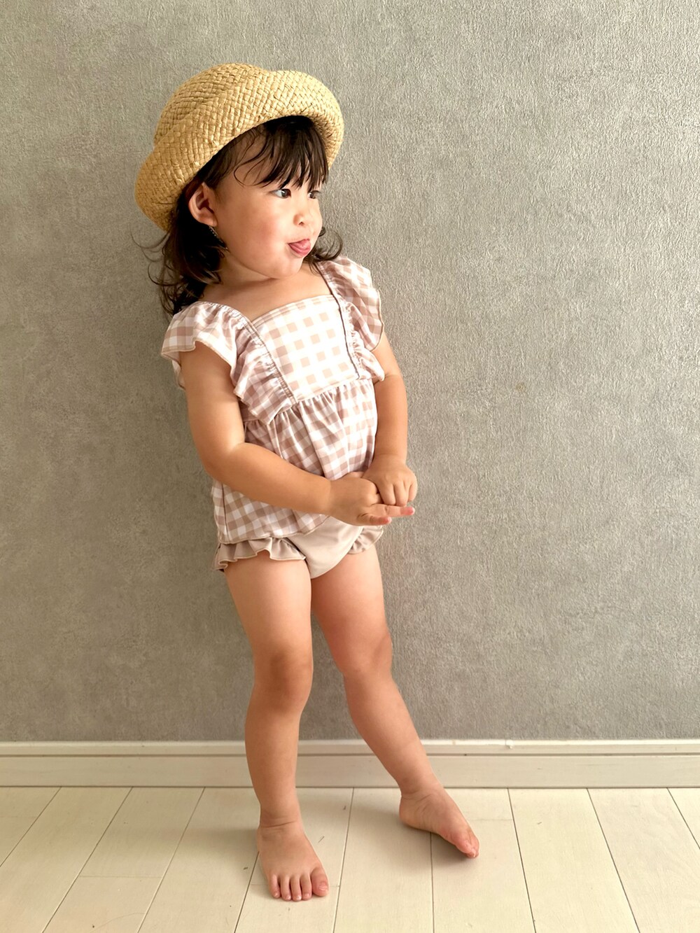 ベージュ系の水着を着用したキッズの夏コーディネートの2枚目の写真