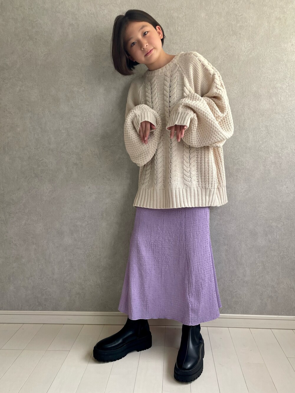 ホワイト系のニット/セーター、パープル系のスカート、ブラック系のブーツを着用したキッズの秋コーディネートの3枚目の写真