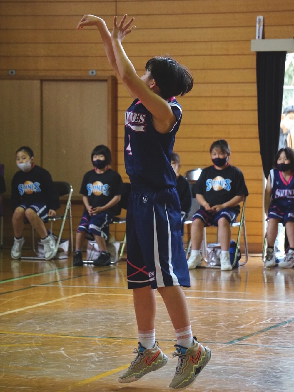 ホワイト系のTシャツ/カットソー、イエロー系のスラックス、ブラック系のスニーカーを着用したキッズの春コーディネートの4枚目の写真