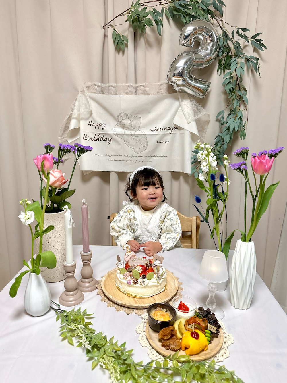 「春コーデ、休日スタイル、ワンピース、花柄、春色、ヘアバンド、ラベンダー、シンプルコーデ、apres les cours、Branshes、カラーパンツ、淡色コーデ、パステル映える春」｜「apres les coursの【フォーマル対応】レースカチューシャ＿アプレレクールマシェリ（その他ヘアアクセサリー、ホワイト系）」を使った、kii_memeさん（キッズ・145cm）の春コーディネートの3枚目の写真