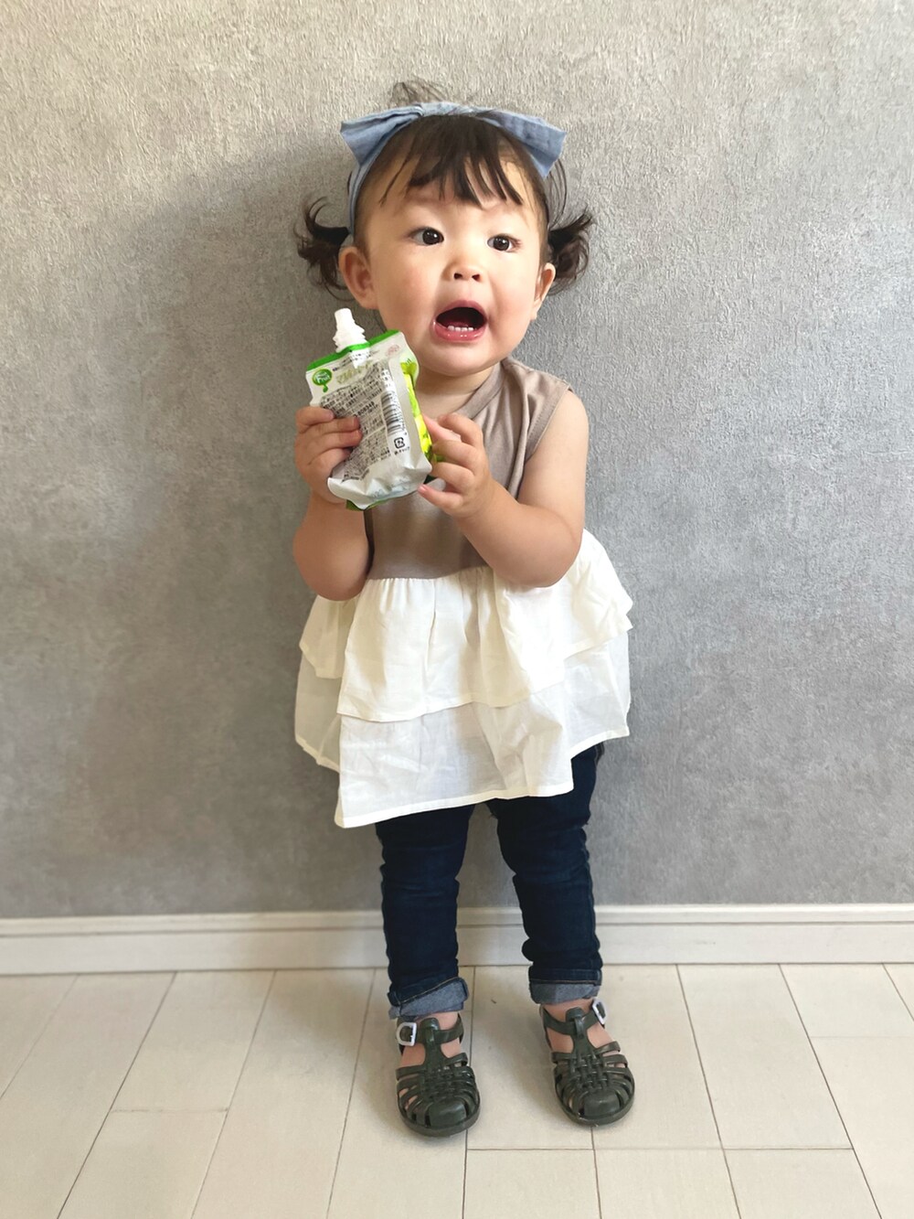 ブラウン系のTシャツ/カットソー、ブルー系のデニムパンツ、グリーン系のサンダルを着用したキッズの夏コーディネートの2枚目の写真