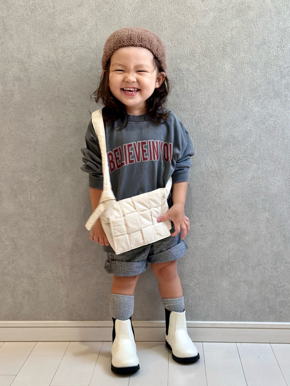 「秋服準備はじめました、秋コーデ、デニム、カジュアルコーデ、Branshes、ハーフパンツ、ブーツ、スウェット、サイドゴアブーツ、ショルダーバッグ、帽子、プチプラ、ストリート」｜「devirockのベビー とんがりニット帽（ニットキャップ/ビーニー、ブラウン系）」を使った、kii_memeさん（キッズ・147cm）の秋コーディネートの3枚目の写真