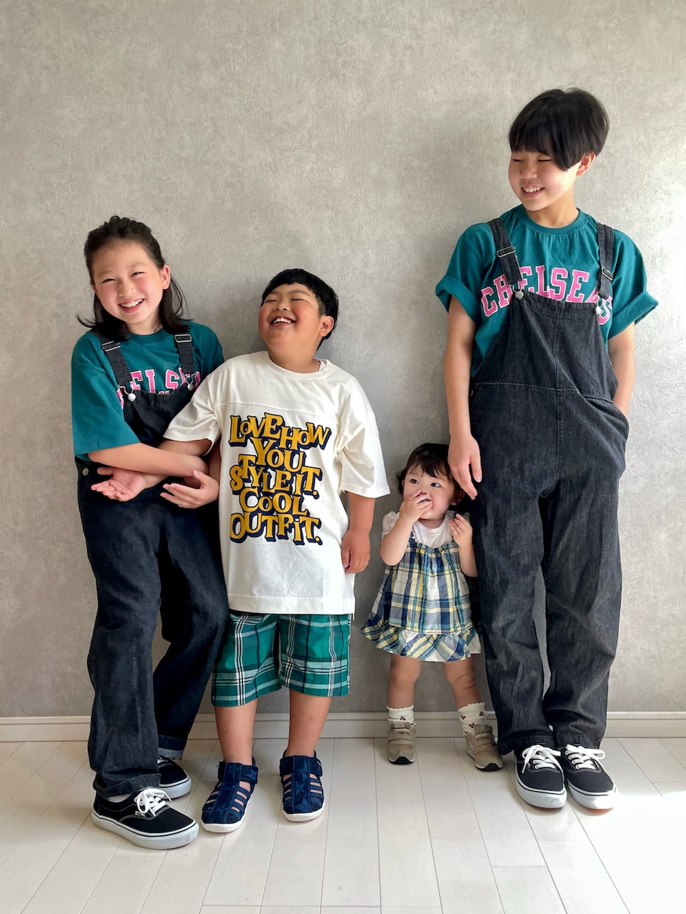 「春夏コーデ、休日スタイル、夏コーデ、プチプラ、チェック、グリーン、Branshes、サロペット、ロゴT、サンダル、ビッグシルエット、カジュアルコーデ、カラー×コーデ、白Tシャツ、アウトドアスタイル」|「BRANSHESの【カレッジロゴ】チェルシーズ半袖Tシャツ(Tシャツ/カットソー、グリーン系)」を使った、kii_memeさん(キッズ・139cm)の春コーディネートの2枚目の写真