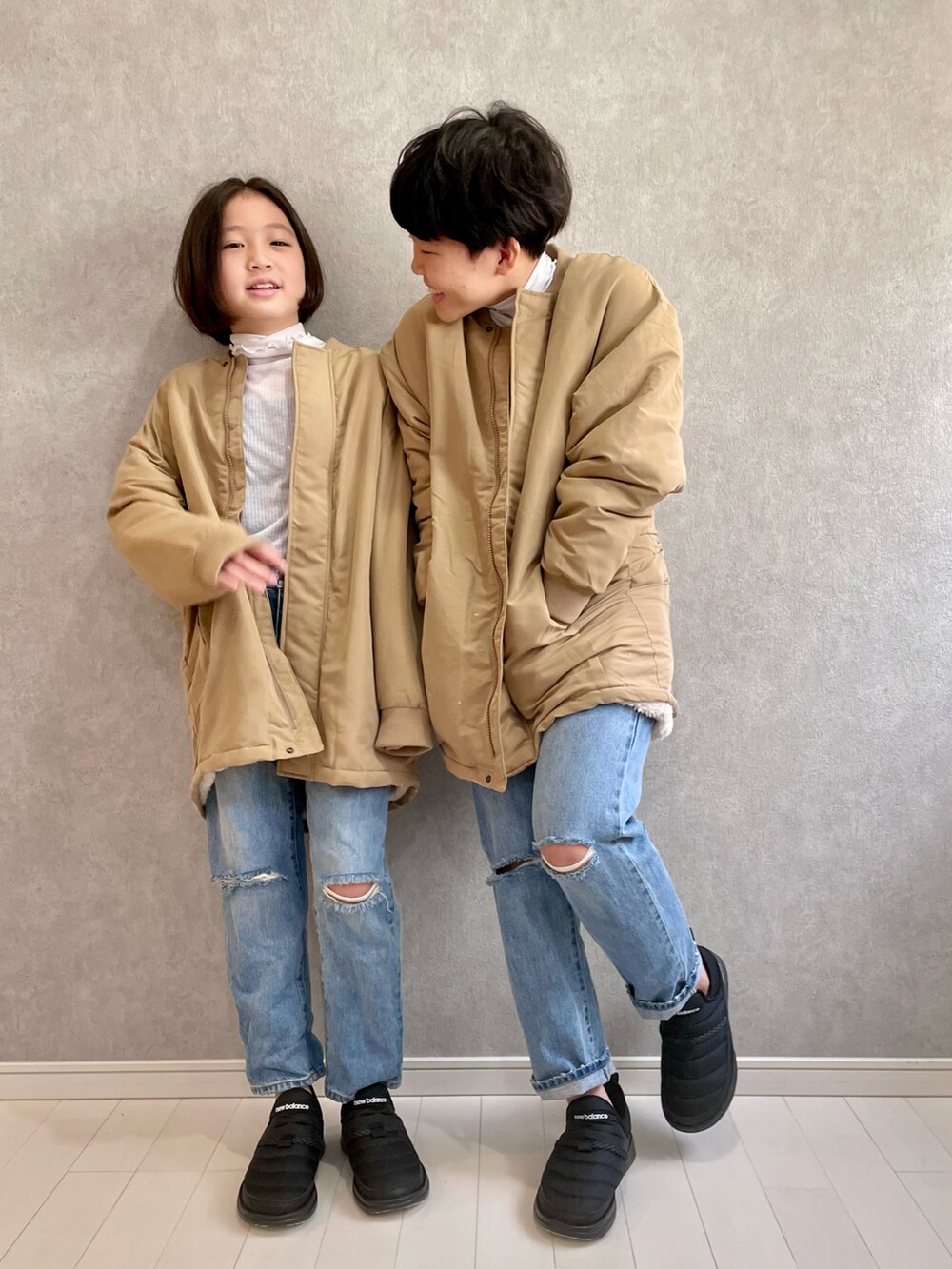 「秋コーデ、シンプルコーデ、秋冬コーデ、小学生、デニムパンツ、Branshes、プチプラ、ビッグシルエット、スリッポン、カジュアルコーデ、休日スタイル、ブルゾン」｜「GLOBAL WORKのシアーメローインナー/AND YUA ANY/150898（その他トップス、ホワイト系）」を使った、kii_memeさん（キッズ・140cm）の秋コーディネートの3枚目の写真