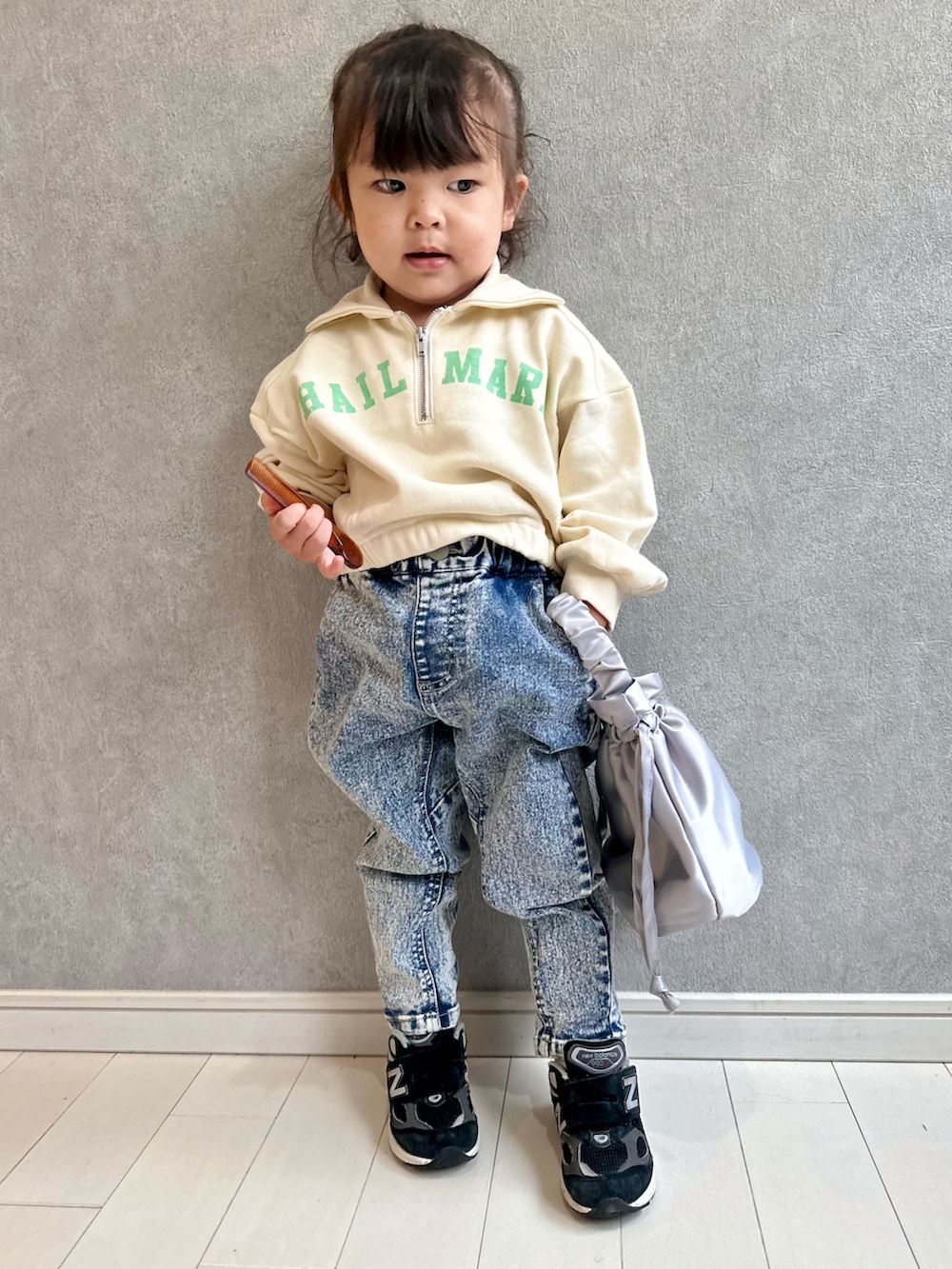 ホワイト系のスウェット、その他のデニムパンツ、ブラック系のスニーカーを着用したキッズの秋コーディネートの3枚目の写真