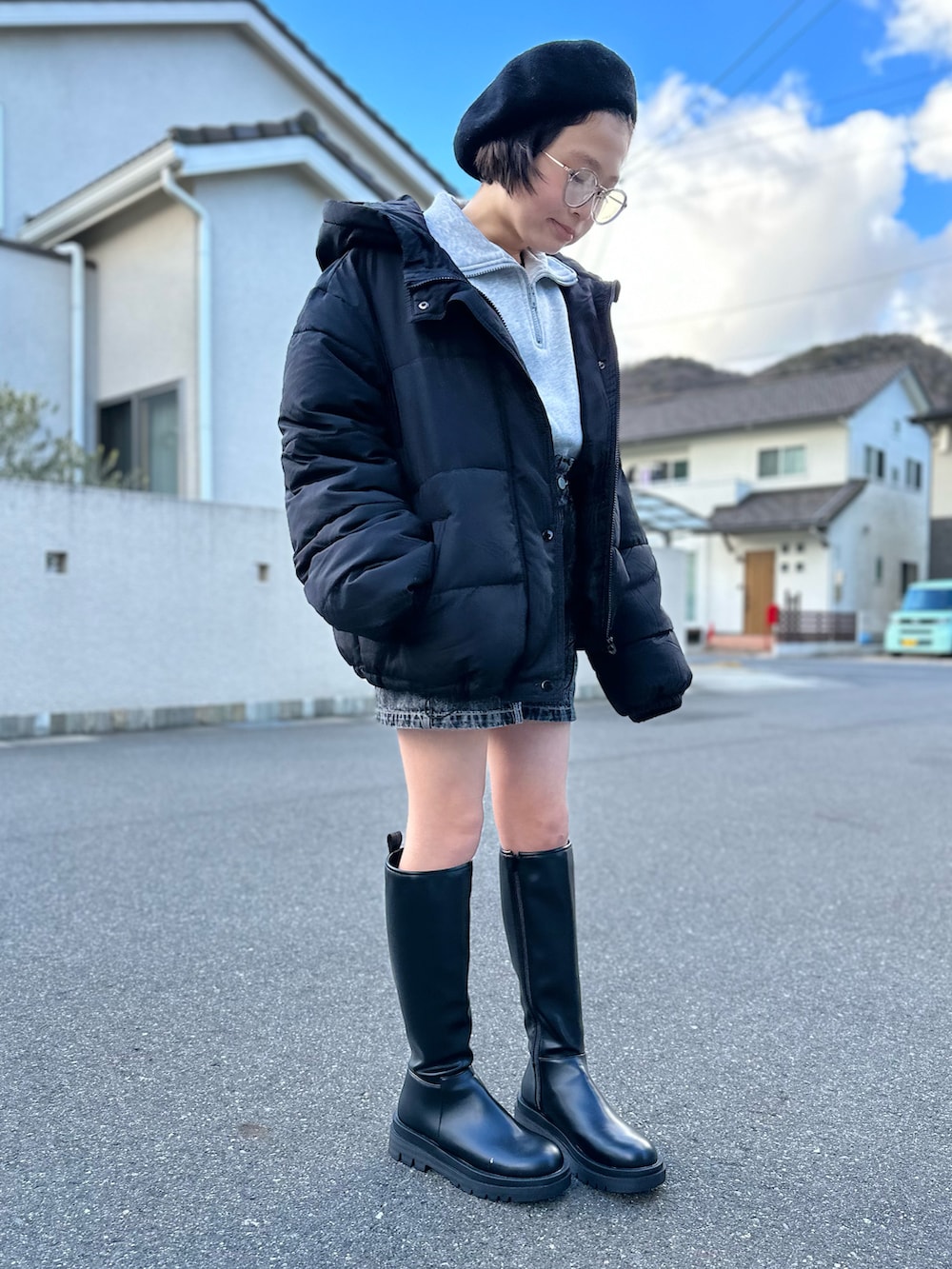 「私の推しブランド、カジュアルコーデ、ロングブーツ、ブーツ、ショートパンツ、ベレー帽、ダウンジャケット、ハーフジップ、ワントーンコーデ、スウェット、シンプルコーデ、ストリート、レザー、ほめられ本命コーデ」｜「PAIRMANON STREETの【PAIRMANON STREET】裏起毛ハーフジッププルオーバー（スウェット、グレー系）」を使った、kii_memeさん（キッズ・145cm）の冬コーディネートの2枚目の写真