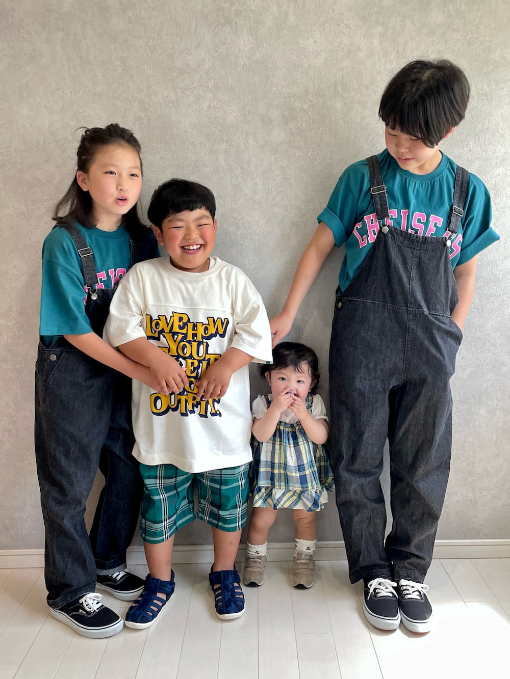 「春夏コーデ、休日スタイル、夏コーデ、プチプラ、チェック、グリーン、Branshes、サロペット、ロゴT、サンダル、ビッグシルエット、カジュアルコーデ、カラー×コーデ、白Tシャツ、アウトドアスタイル」|「BRANSHESの【カレッジロゴ】チェルシーズ半袖Tシャツ(Tシャツ/カットソー、グリーン系)」を使った、kii_memeさん(キッズ・139cm)の春コーディネートの3枚目の写真