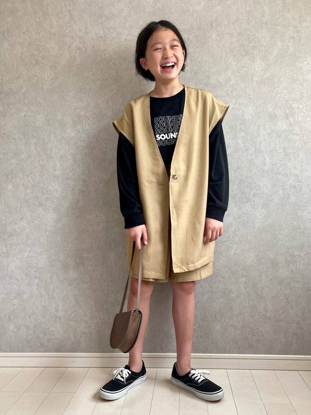 「夏コーデ、秋コーデ、カジュアルコーデ、セットアップ、ベスト、ハーフパンツ、VANS、ロンT、ロゴT、ショートパンツ、シンプルコーデ、ベージュ、Branshes」｜「forksy.のリネンライクセットアップ ベスト＆センタープレスショートパンツ（2点セット）（セットアップ、ベージュ系）」を使った、kii_memeさん（キッズ・140cm）の夏コーディネートの2枚目の写真