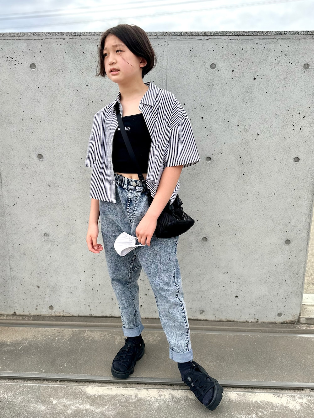 ブラック系のシャツ/ブラウス、ブラック系のショルダーバッグ、その他のデニムパンツを着用したキッズの夏コーディネートの2枚目の写真