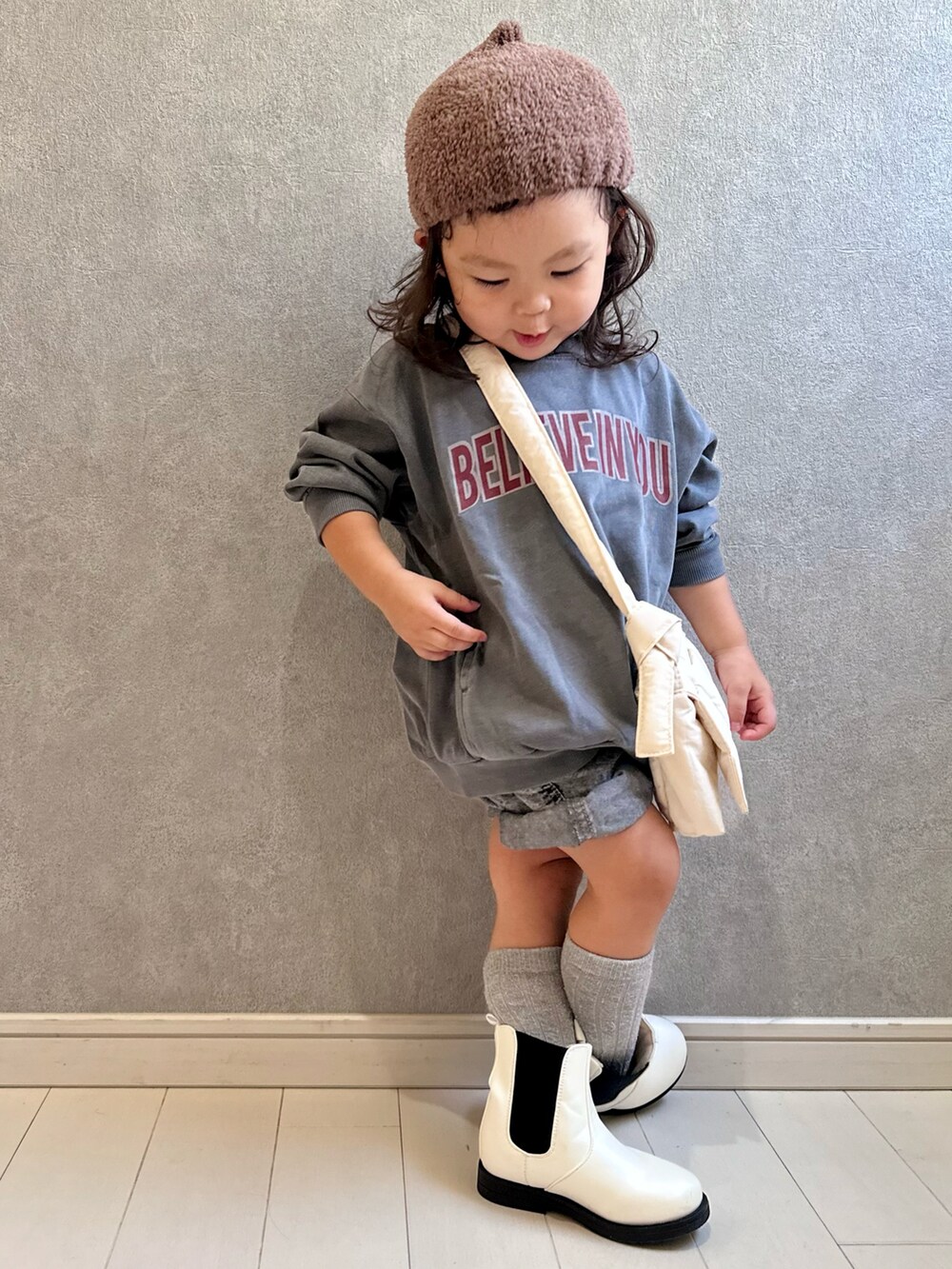 「秋服準備はじめました、秋コーデ、デニム、カジュアルコーデ、Branshes、ハーフパンツ、ブーツ、スウェット、サイドゴアブーツ、ショルダーバッグ、帽子、プチプラ、ストリート」｜「devirockのベビー とんがりニット帽（ニットキャップ/ビーニー、ブラウン系）」を使った、kii_memeさん（キッズ・147cm）の秋コーディネートの2枚目の写真
