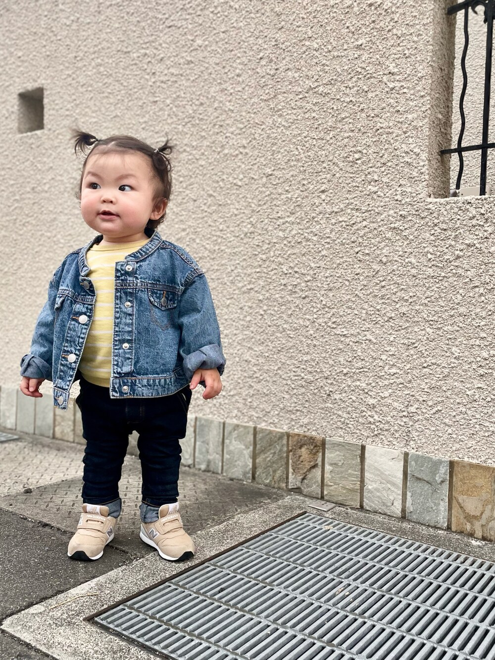 ブルー系のデニムパンツ、ベージュ系のスニーカーを着用したキッズの春コーディネートの2枚目の写真