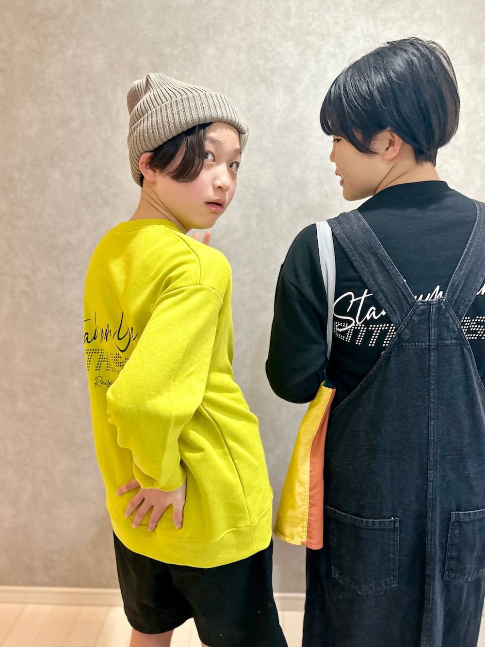 「春色、ストリート、スウェット、glazos、ハーフパンツ、ベスト、オーバーサイズ、ワンピース、ブーツ、レイヤードスタイル」｜「GLAZOSのTC裏毛・クールバックロゴプリントトレーナー（スウェット、グリーン系）」を使った、kii_memeさん（キッズ・151cm）の冬コーディネートの3枚目の写真