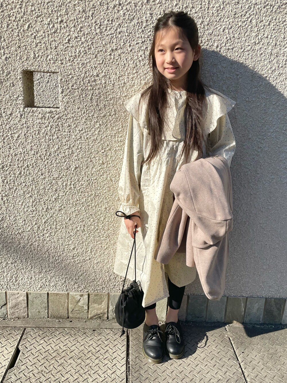 「キッズファッション、春コーデ、ドット、ワンピース、ワントーンコーデ、プチプラ、ビッグカラー、休日スタイル、巾着バッグ、Branshes、私の推しブランド、GLOBAL WORK、冬コーデ」｜「BRANSHESのビック襟付きドット柄ワンピース（ワンピース、ベージュ系）」を使った、kii_memeさん（キッズ・136cm）の冬コーディネートの2枚目の写真