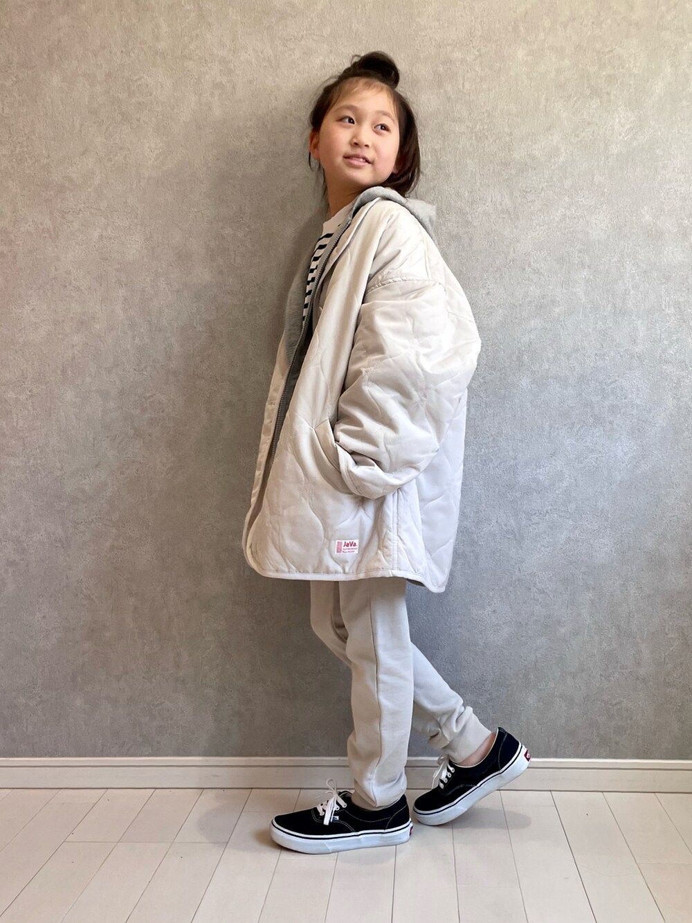 ホワイト系のTシャツ/カットソー、ホワイト系のノーカラージャケット、グレー系のパーカーを着用したキッズの冬コーディネートの2枚目の写真
