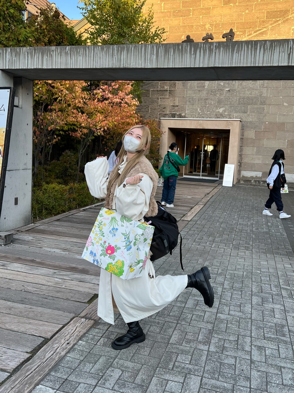 ホワイト系のジャケット/アウター、ベージュ系のベスト、ブラック系のその他パンツを着用したレディースの冬コーディネートの2枚目の写真