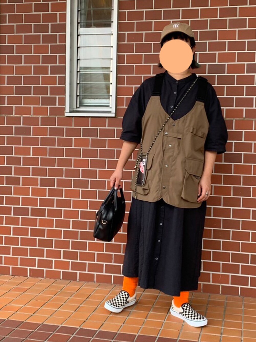 ブラック系のスリッポン、ベージュ系のキャップを着用したレディースの秋コーディネートの2枚目の写真