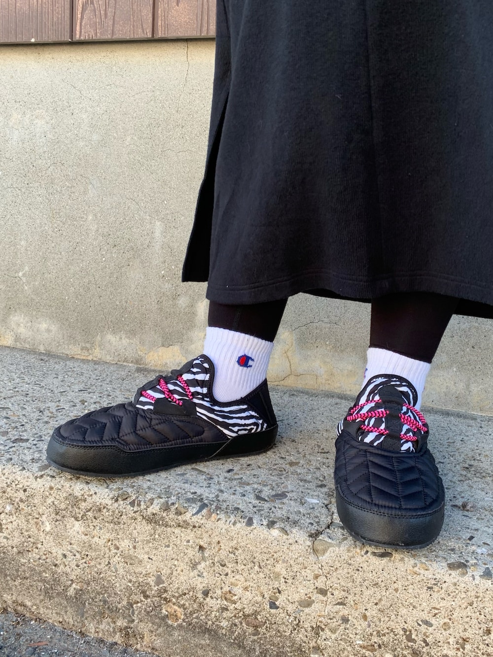 その他のスニーカー、ブラウン系のキャップを着用したレディースの冬コーディネートの2枚目の写真