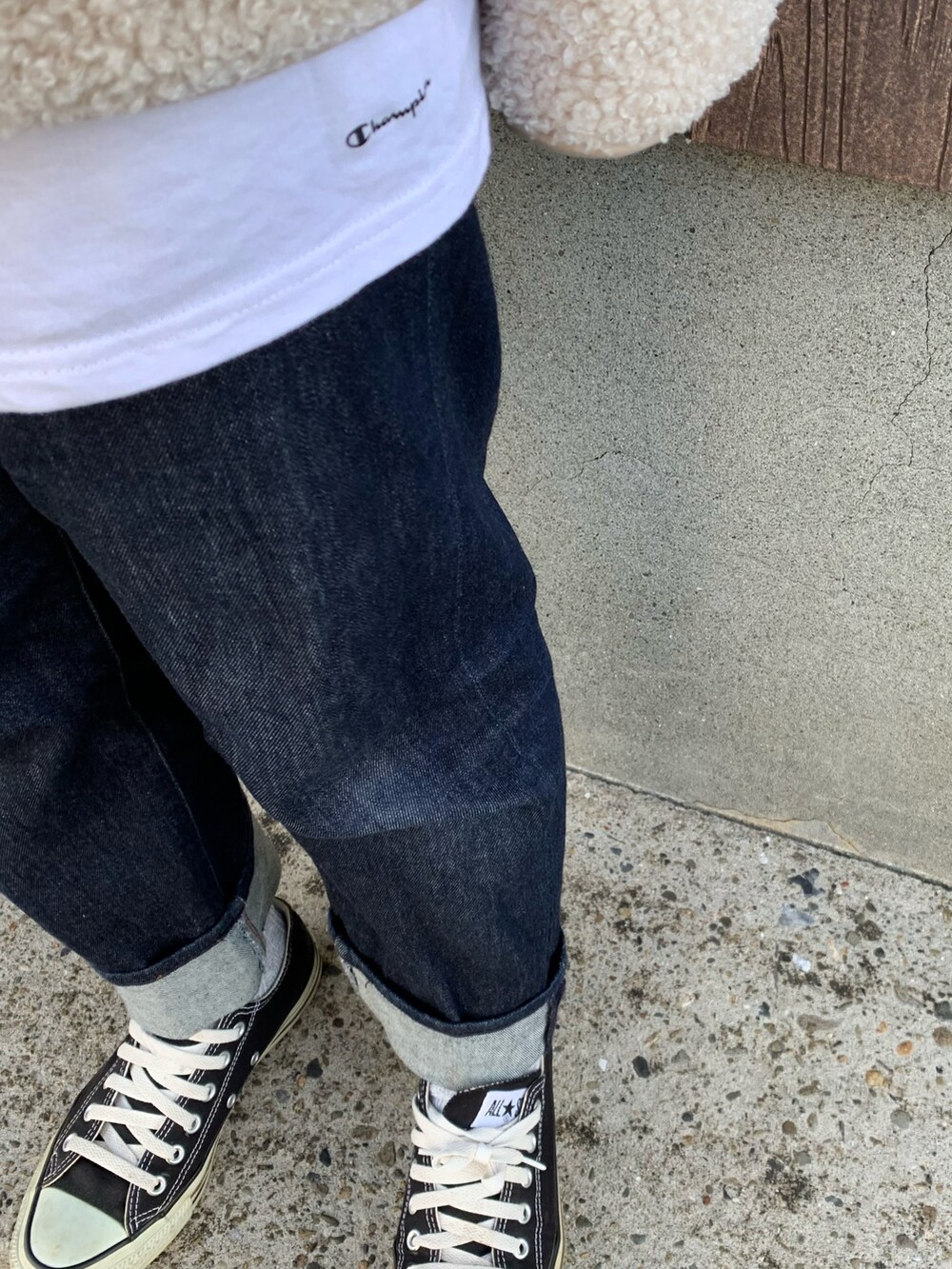 ブラック系のスニーカー、ホワイト系のTシャツ/カットソー、ベージュ系のトップスを着用したレディースの冬コーディネートの2枚目の写真