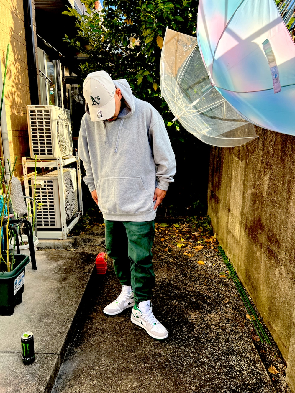 「オーバーサイズ、スニーカーコーデ、ビッグシルエット、ストリートファッション、ootd、カーキ」｜「AIR JORDANのアイテム（スニーカー、グリーン系）」を使った、⛪️akilla⛪️さん（メンズ・170cm）の秋コーディネートの3枚目の写真