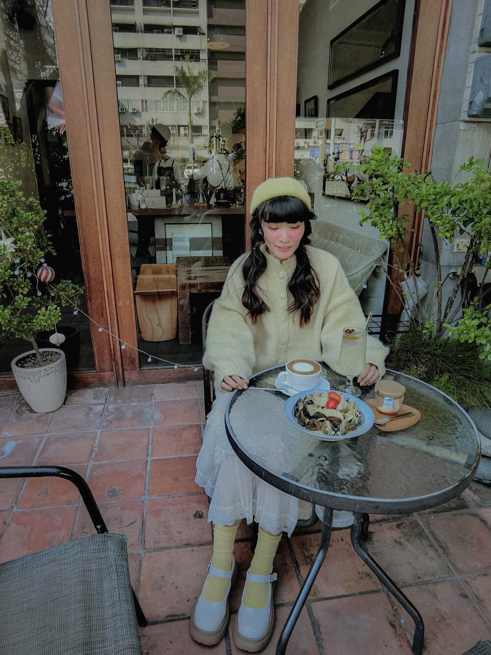 「冬のコーデ、今日のコーデ、休日スタイル」｜「no brandのアイテム（トップス、イエロー系）」を使った、Krystalさん（レディース・160cm）の冬コーディネートの3枚目の写真