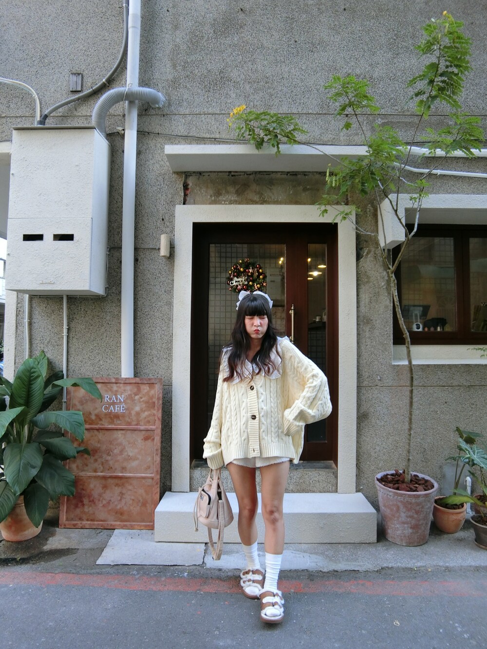 「休日スタイル、冬コーデ、冬服」｜「FILAのアイテム（バッグ、ベージュ系）」を使った、Krystalさん（レディース・160cm）の冬コーディネートの2枚目の写真