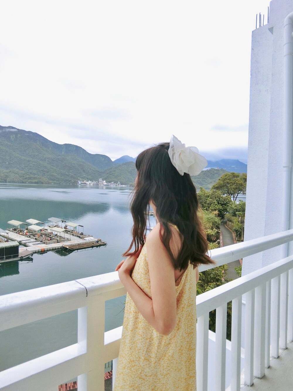 その他のバッグ、イエロー系のワンピース/ドレスを着用したレディースの春コーディネートの3枚目の写真