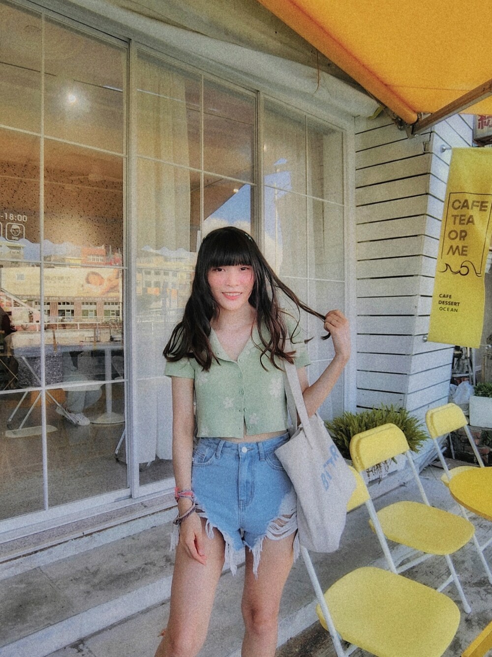 「ootd、夏、converse、韓系、咖啡廳」｜「mercci22のアイテム（トップス、グリーン系）」を使った、Krystalさん（レディース・160cm）の春コーディネートの2枚目の写真