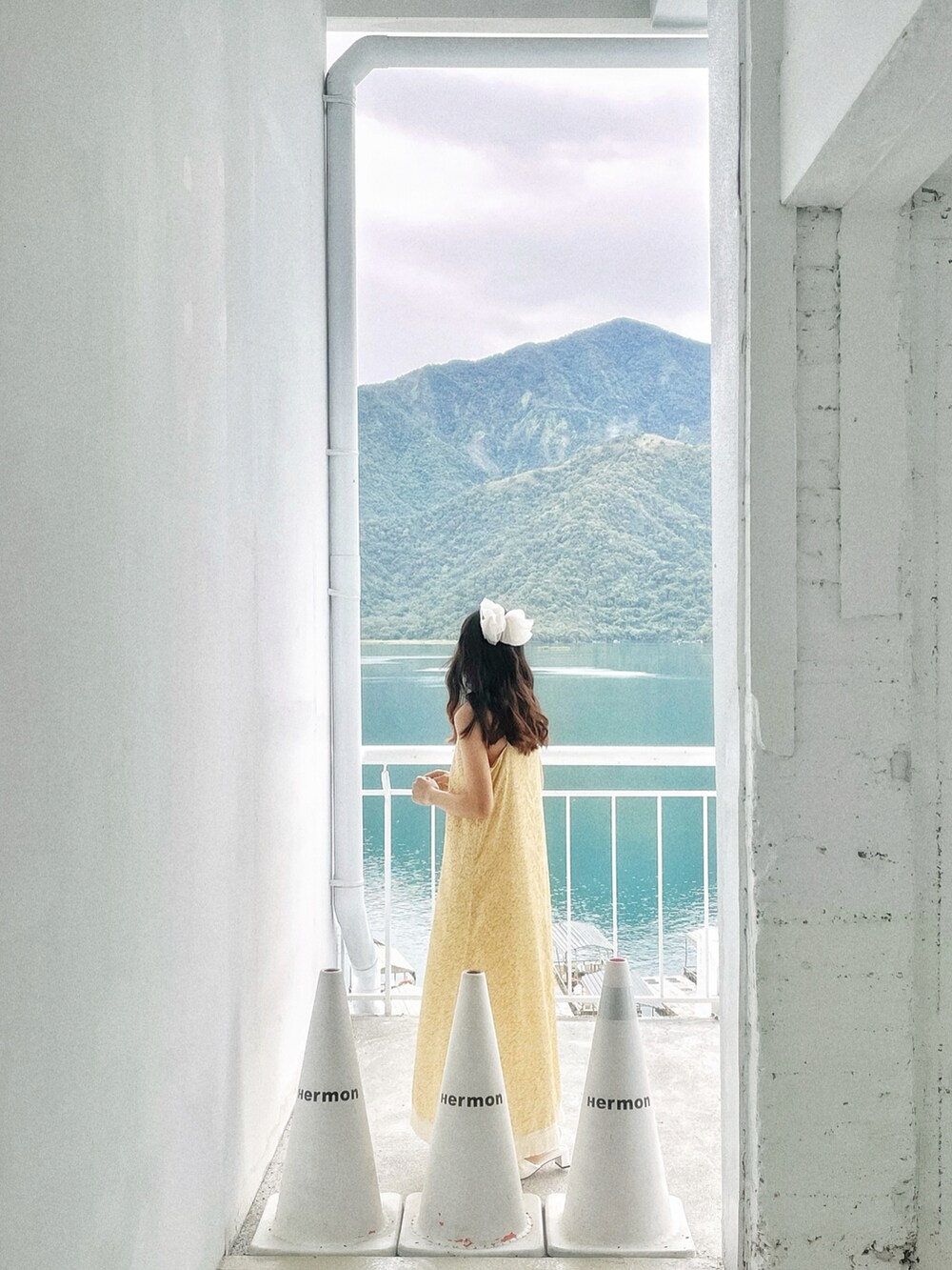 その他のバッグ、イエロー系のワンピース/ドレスを着用したレディースの春コーディネートの2枚目の写真