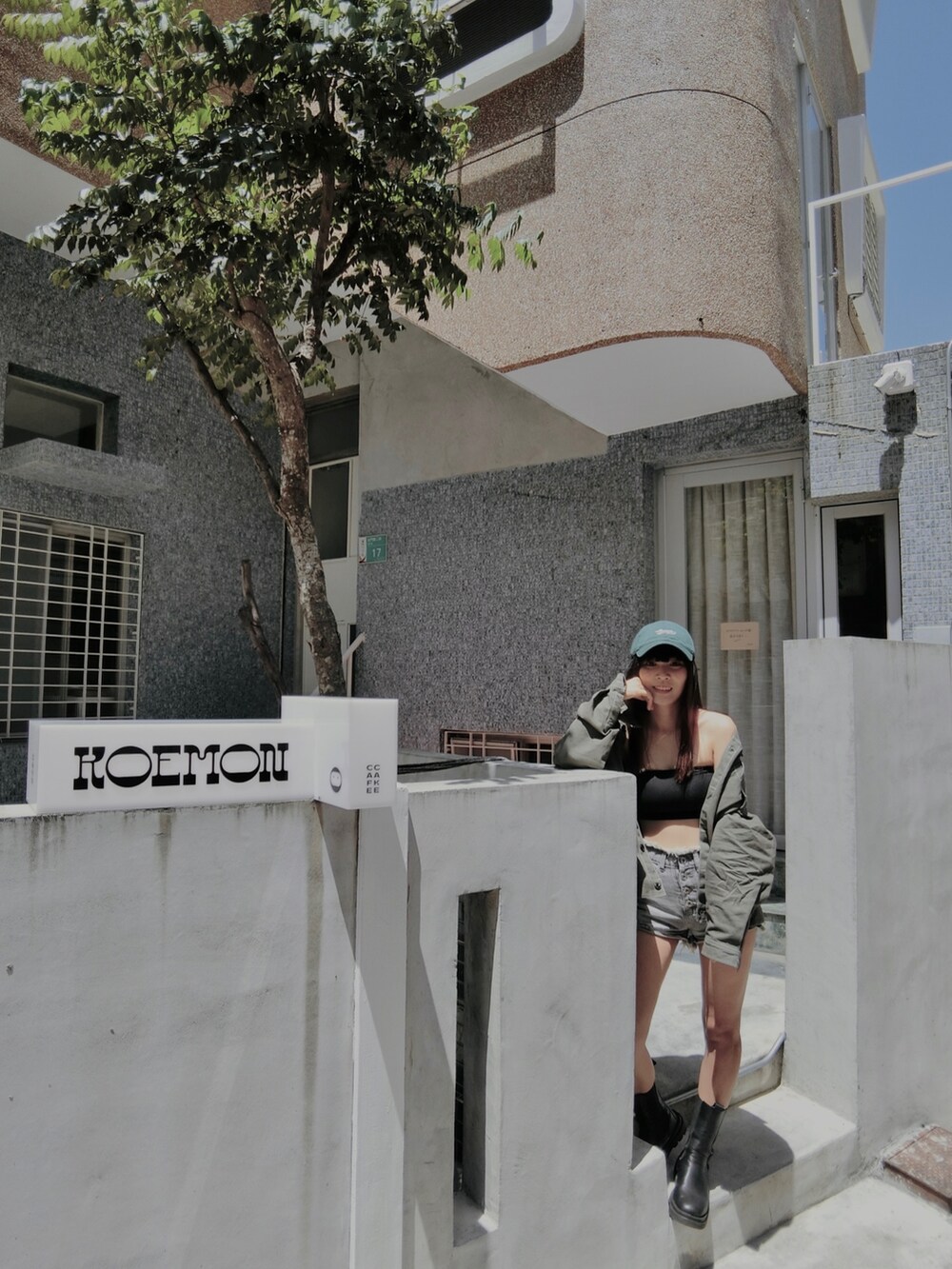 「ootd、夏、街頭穿搭、休閒、koemon、男友風」｜「no brandのアイテム（トップス、ブラック系）」を使った、Krystalさん（レディース・160cm）の春コーディネートの2枚目の写真