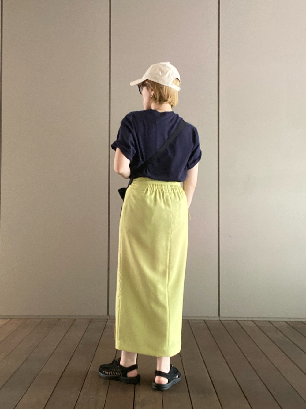 ブルー系のTシャツ/カットソー、ブラック系のショルダーバッグ、グリーン系のスカートを着用したレディースの夏コーディネートの3枚目の写真