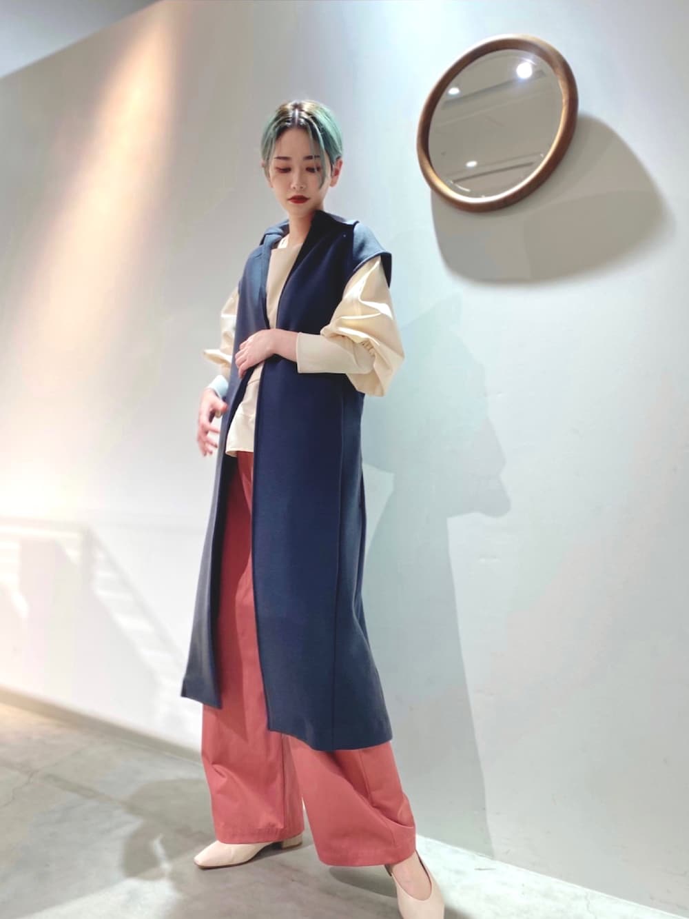 ホワイト系のシャツ/ブラウスを着用したレディースの春コーディネートの2枚目の写真